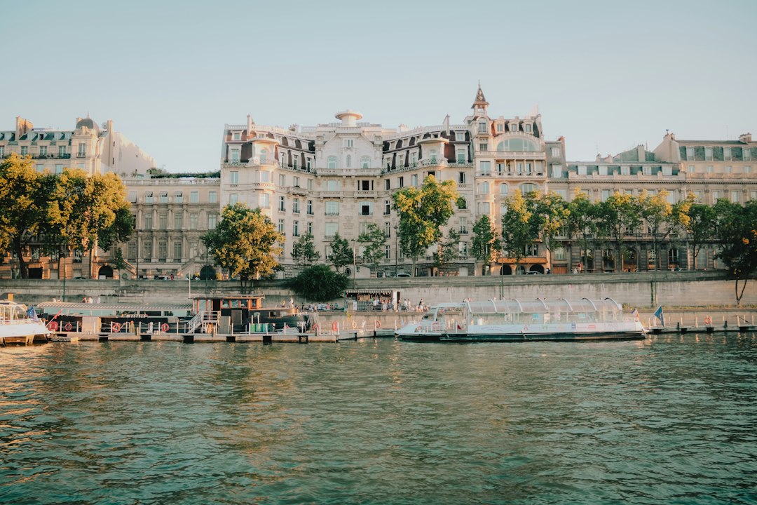 Immeuble au bord de la Seine à Paris