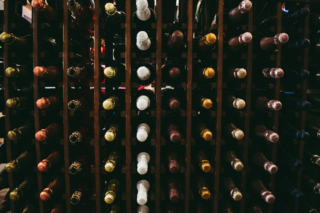 Bouteilles de vin rangées chez un caviste