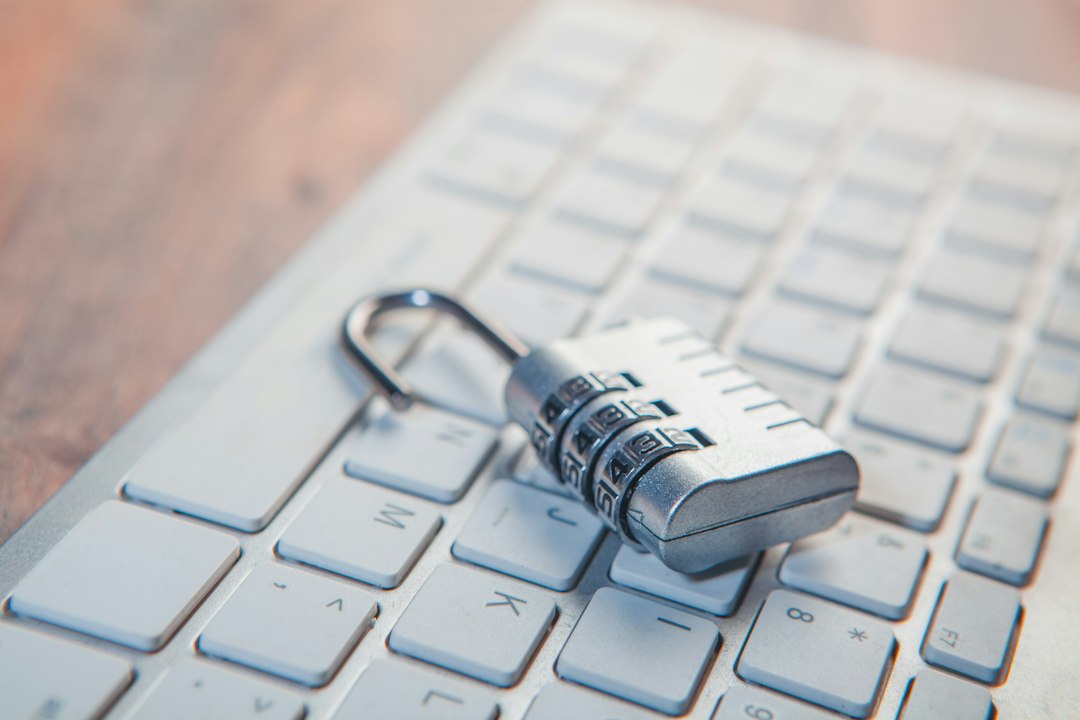 Cadenas posé devant un ordinateur portable, protection après une fuite de données Caf