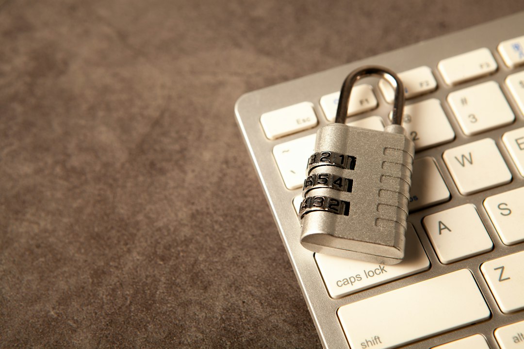 Cadenas fermé sur un clavier d'ordinateur