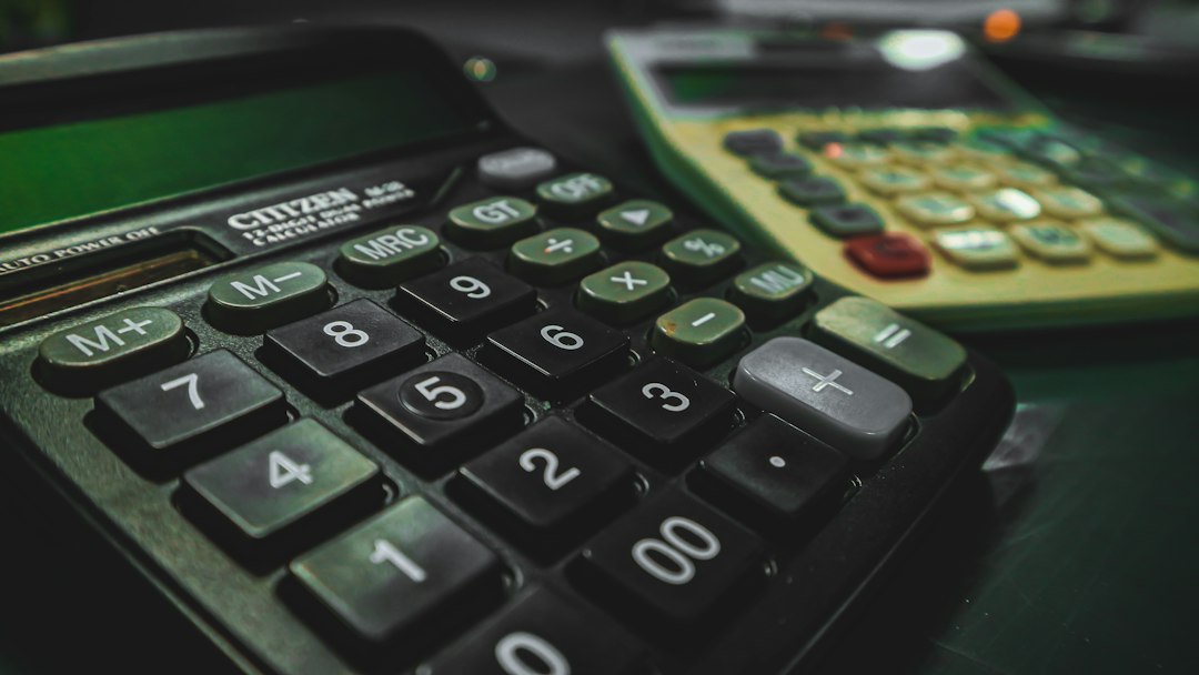 Calculatrices posées sur une table