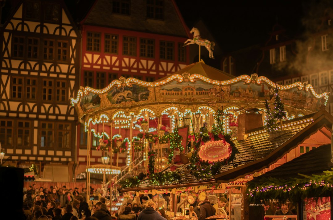 Carrousel illuminé sur un marché de Noël