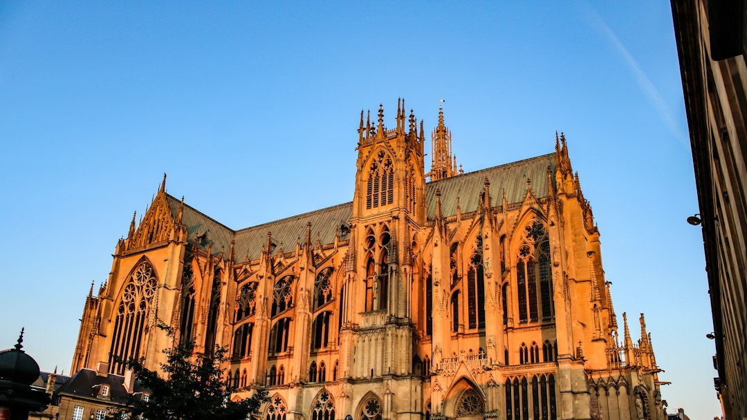 Cathédrale gothique au coucher du soleil