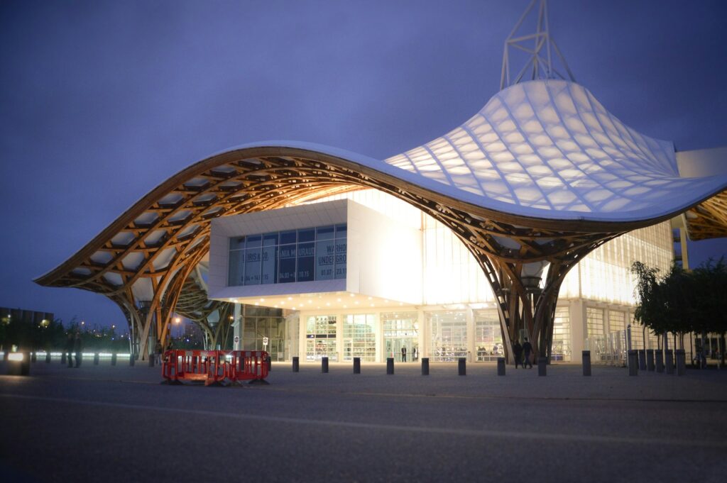Parvis du Centre Pompidou-Metz de nuit