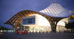 Parvis du Centre Pompidou-Metz de nuit