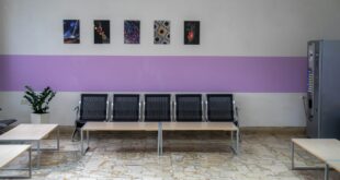 Salle d'attente d'un centre de santé départemental
