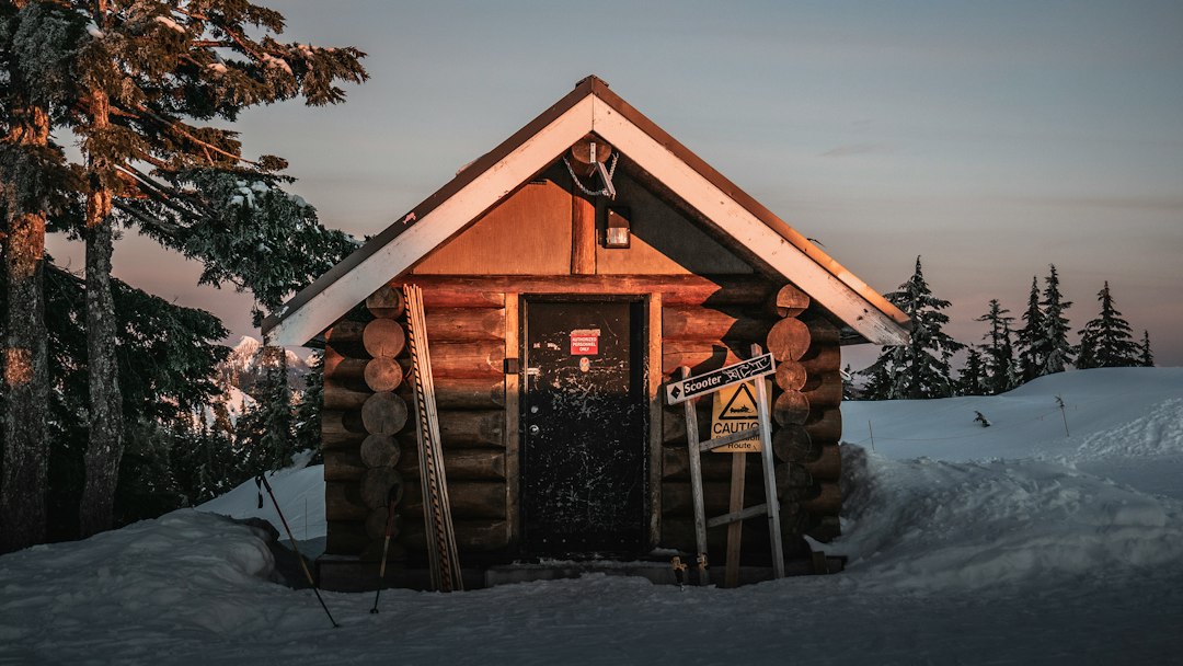 Chalet en bois isolé sous la neige en montagne