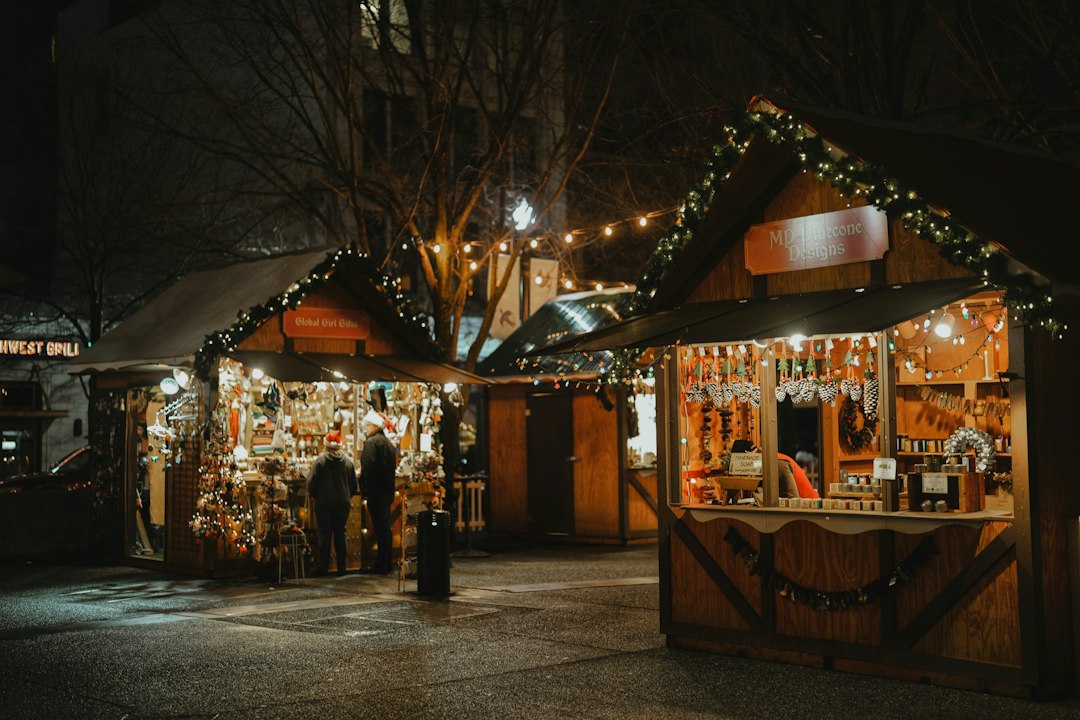 Chalets de Noël et guirlandes lumineuses