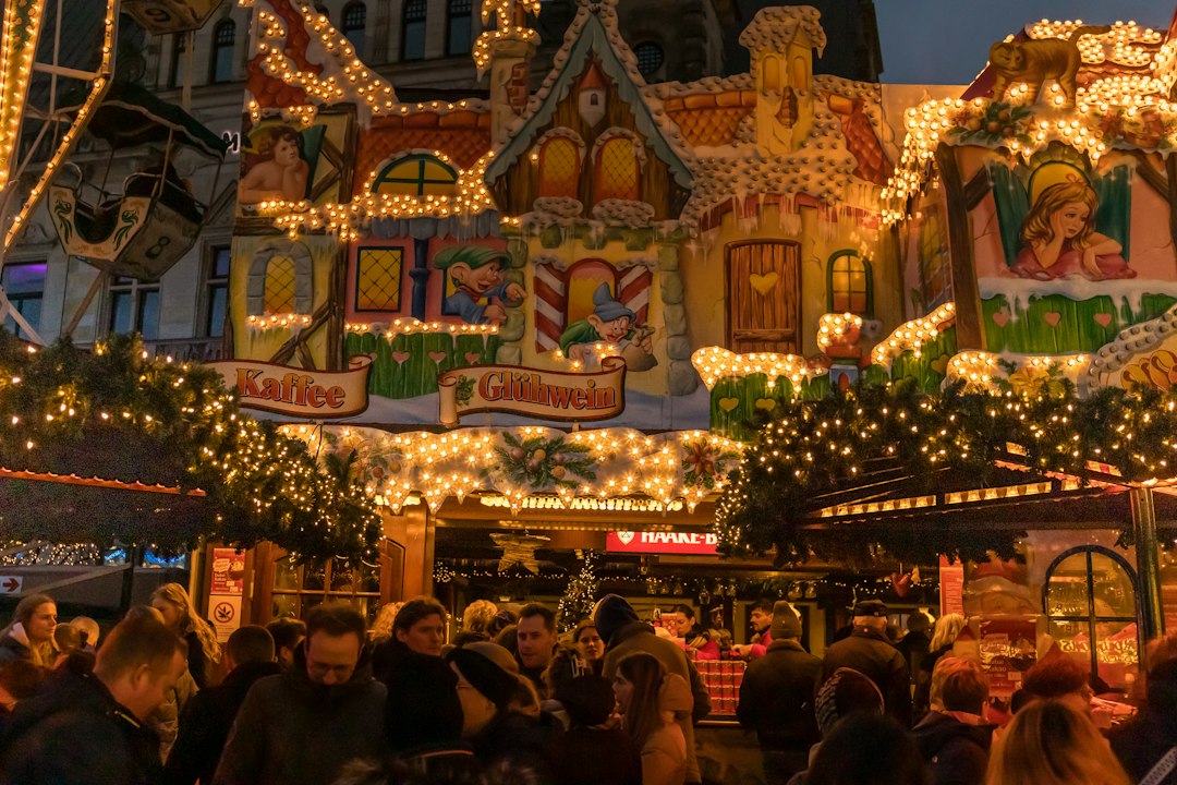 Chalets en bois illuminés, comme au marché de Noël de Reims