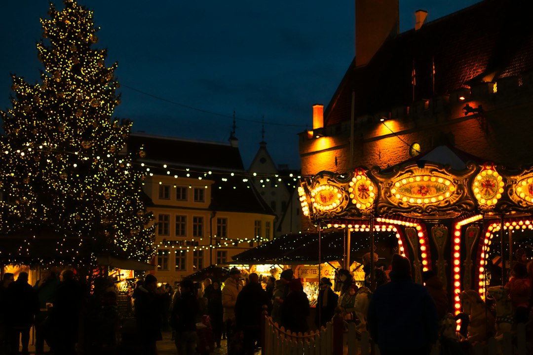 Chalets d'un marché de Noël sur une place historique