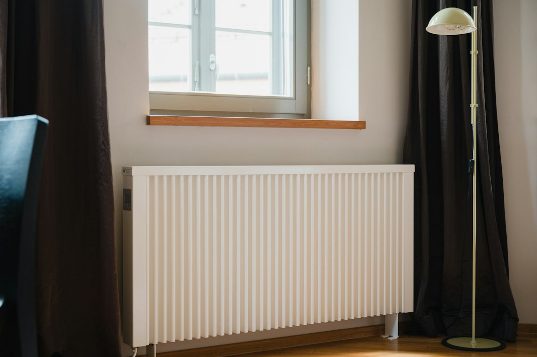 Chauffage électrique devant une fenêtre