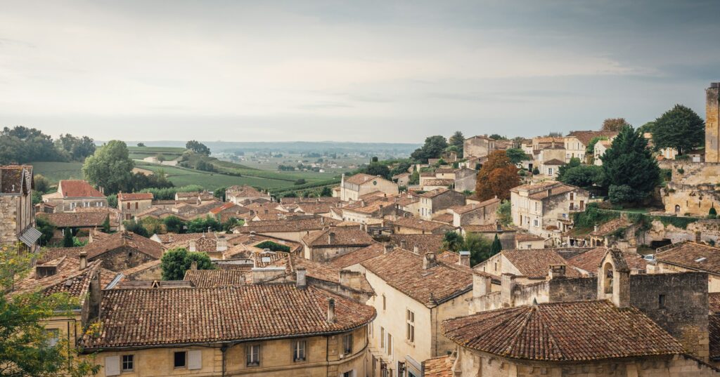 Chèques-vacances : village français et collines