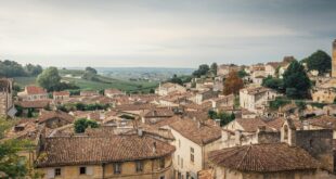 Chèques-vacances : village français et collines