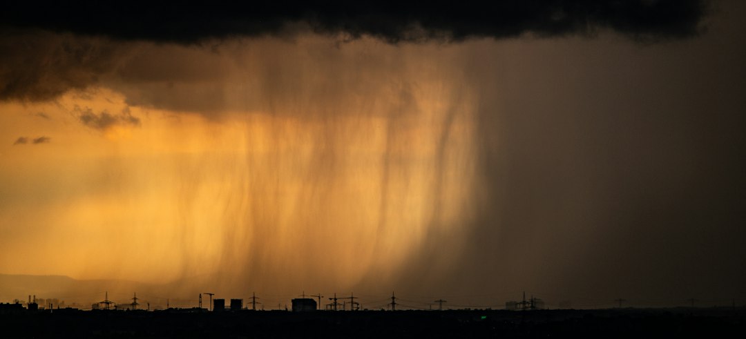 Ciel de tempête au-dessus d'un champ
