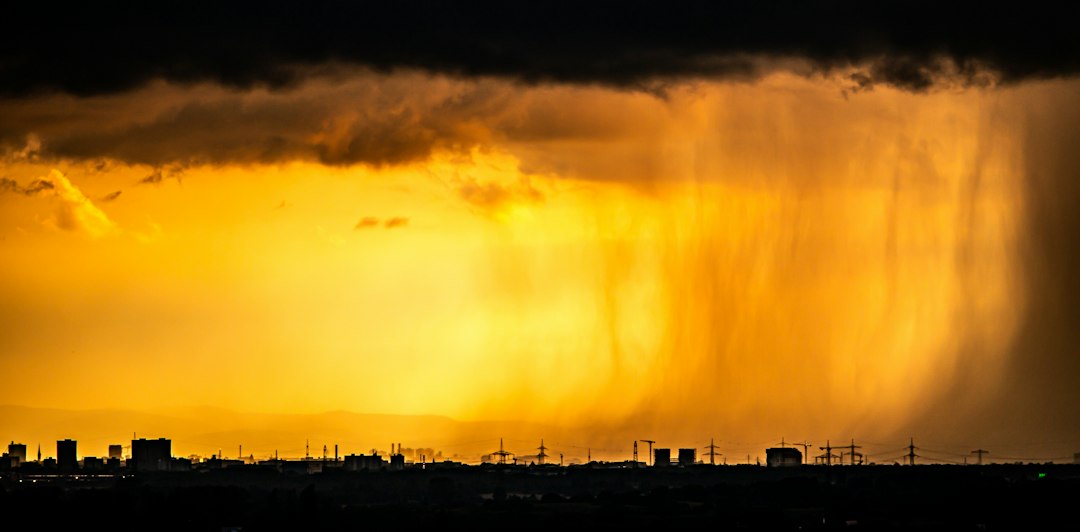 Ciel d'orage au-dessus d'une zone industrielle