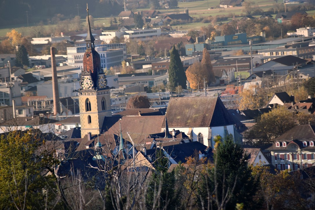 Clocher d'église dans une ville en automne