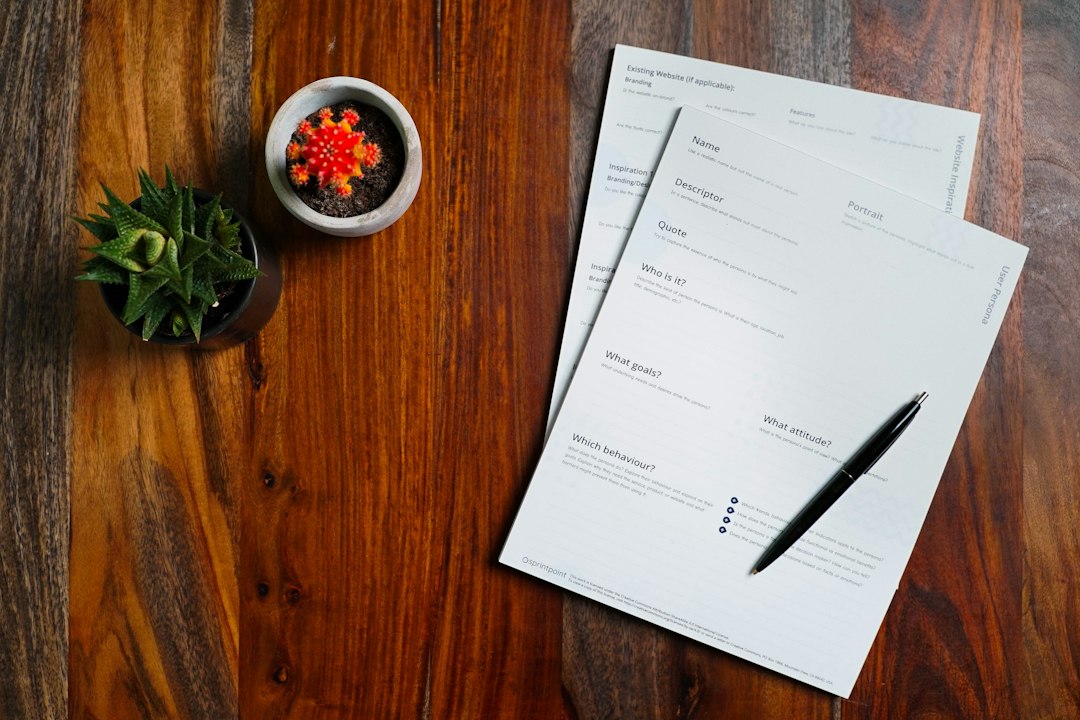 Papiers et stylo, contrat de prévoyance agents territoriaux