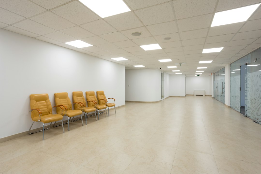 Couloir d'un bâtiment de soins