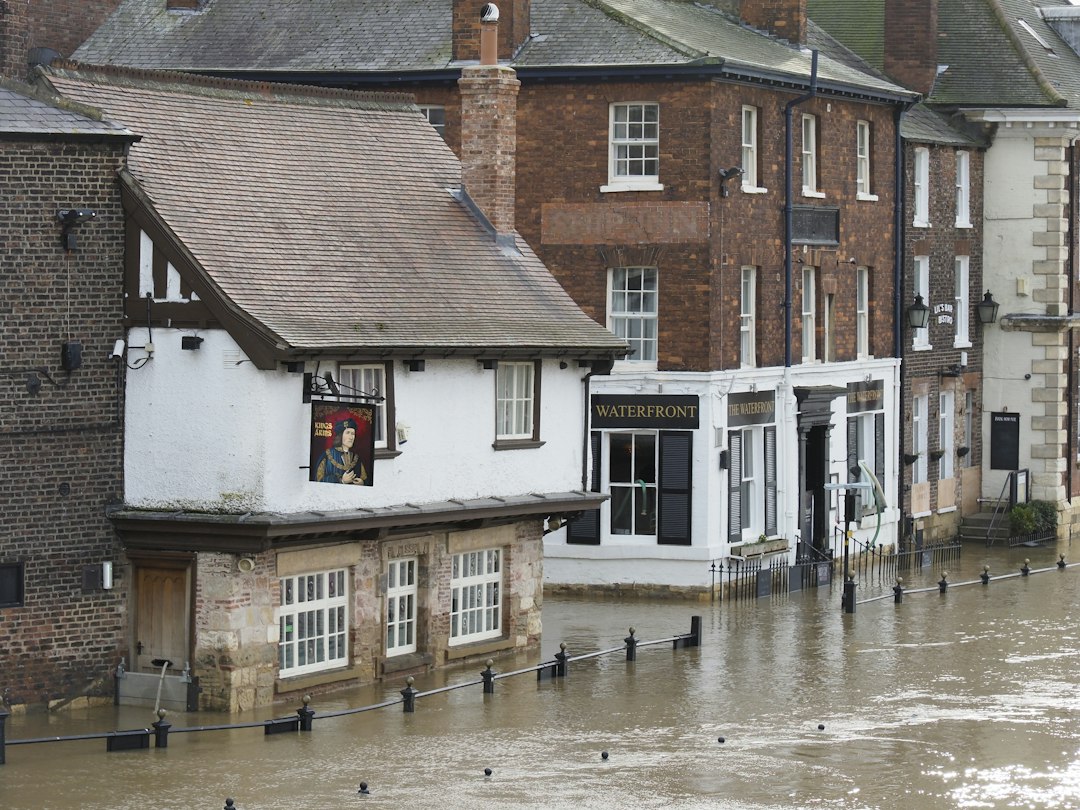 Berges submergées lors d'une crue hivernale