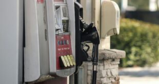 Pompe à carburant dans une station-service, illustration de la demande d'indemnité carburant