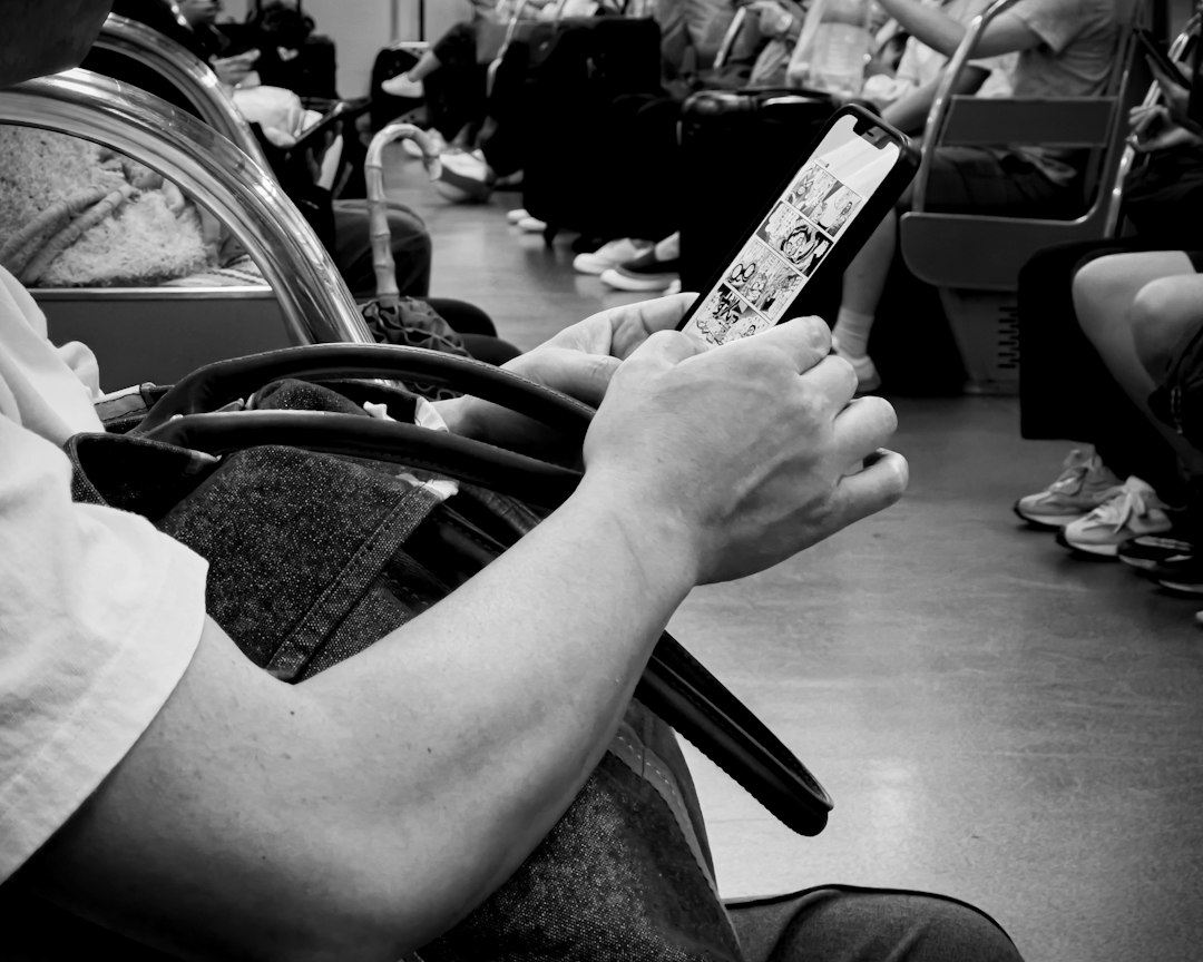 Retraité à l'étranger consultant son espace personnel sur smartphone