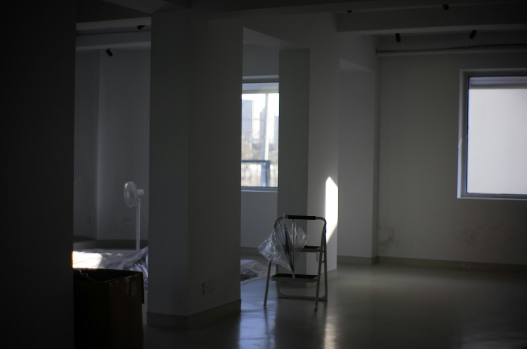 Pièce vide baignée de lumière avant l'état des lieux de sortie