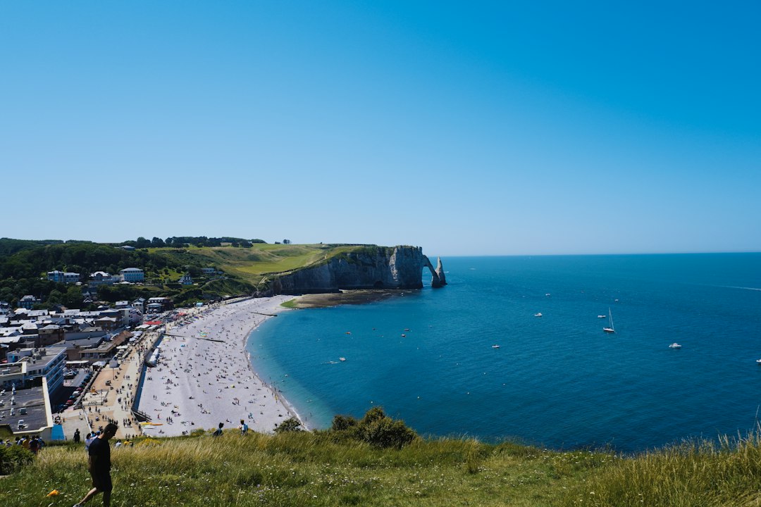 Plage d'Étretat, sur le littoral de la Manche