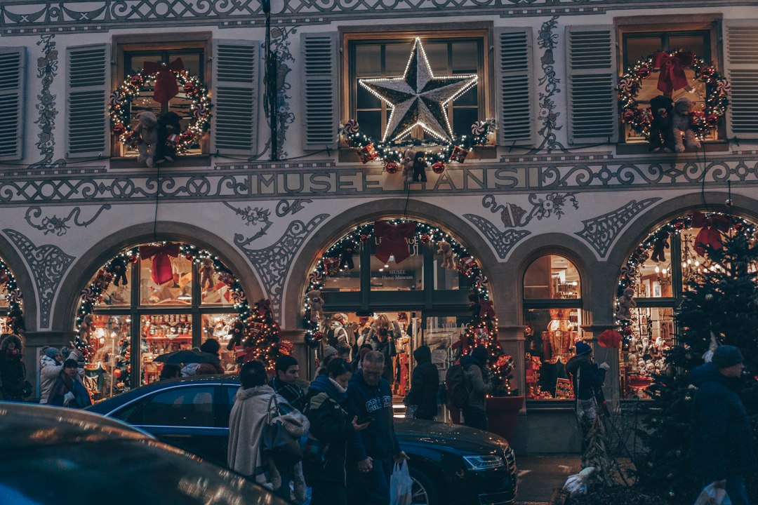 Façade illuminée pendant les Lumières de Noël Montbéliard