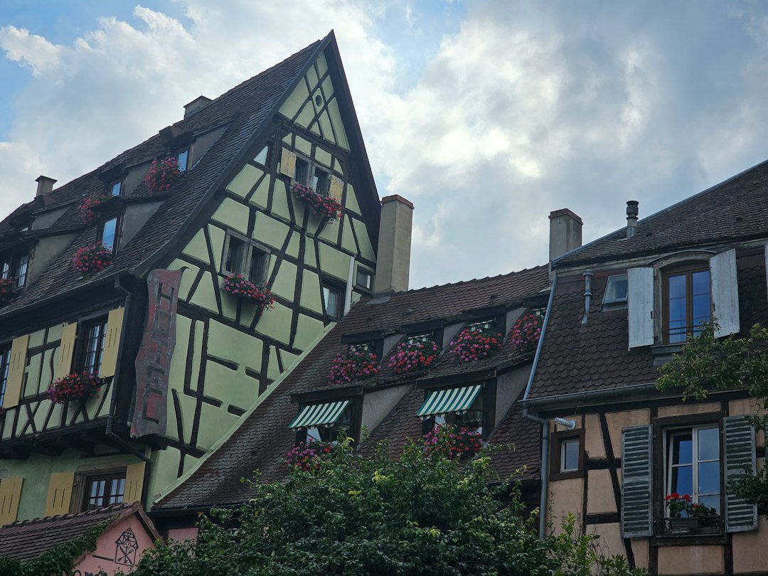 Façades à colombages près du marché de Noël de Kaysersberg