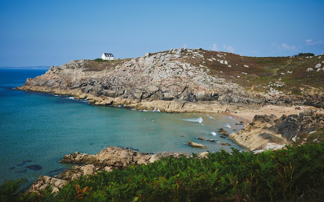 Vue aérienne d'une falaise et de la mer, saison touristique d'été 2026