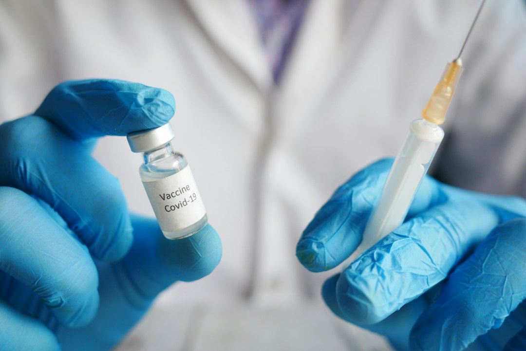Flacon de vaccin tenu en main