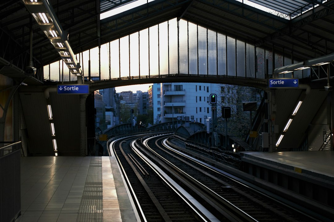 Gare et voie ferrée en journée