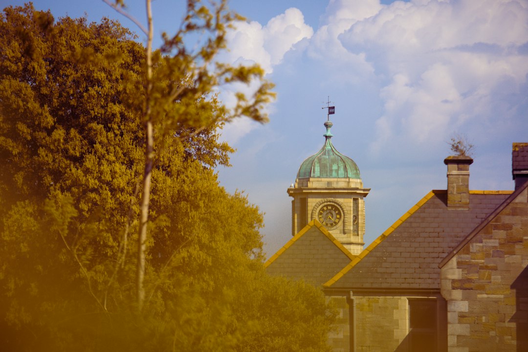 Horloge ancienne sous un ciel nuageux