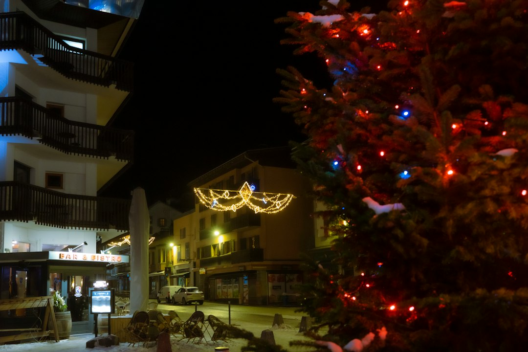 Sapin de Noël et façades illuminées en centre-ville