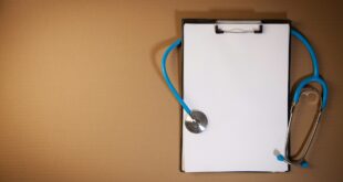 Stéthoscope et porte-bloc, accès direct aux infirmiers en pratique avancée