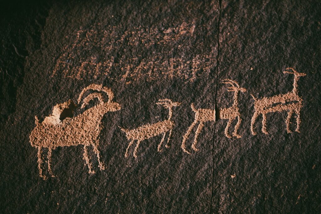 Peintures animalières préhistoriques sur une paroi rocheuse, illustration pour Lascaux IV
