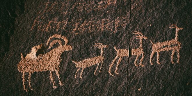 Peintures animalières préhistoriques sur une paroi rocheuse, illustration pour Lascaux IV