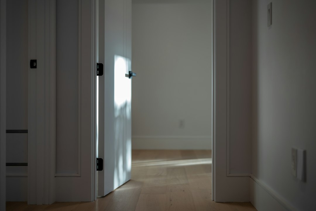 Porte entrouverte d'un logement loué vide