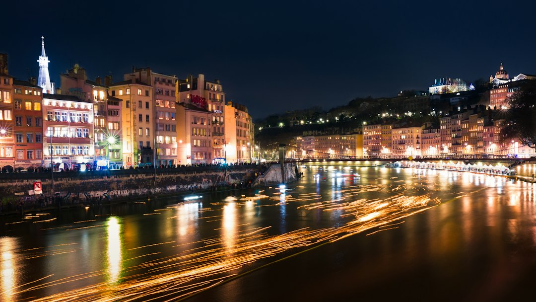 Lumignons flottant sur la Saône pendant la Fête des Lumières