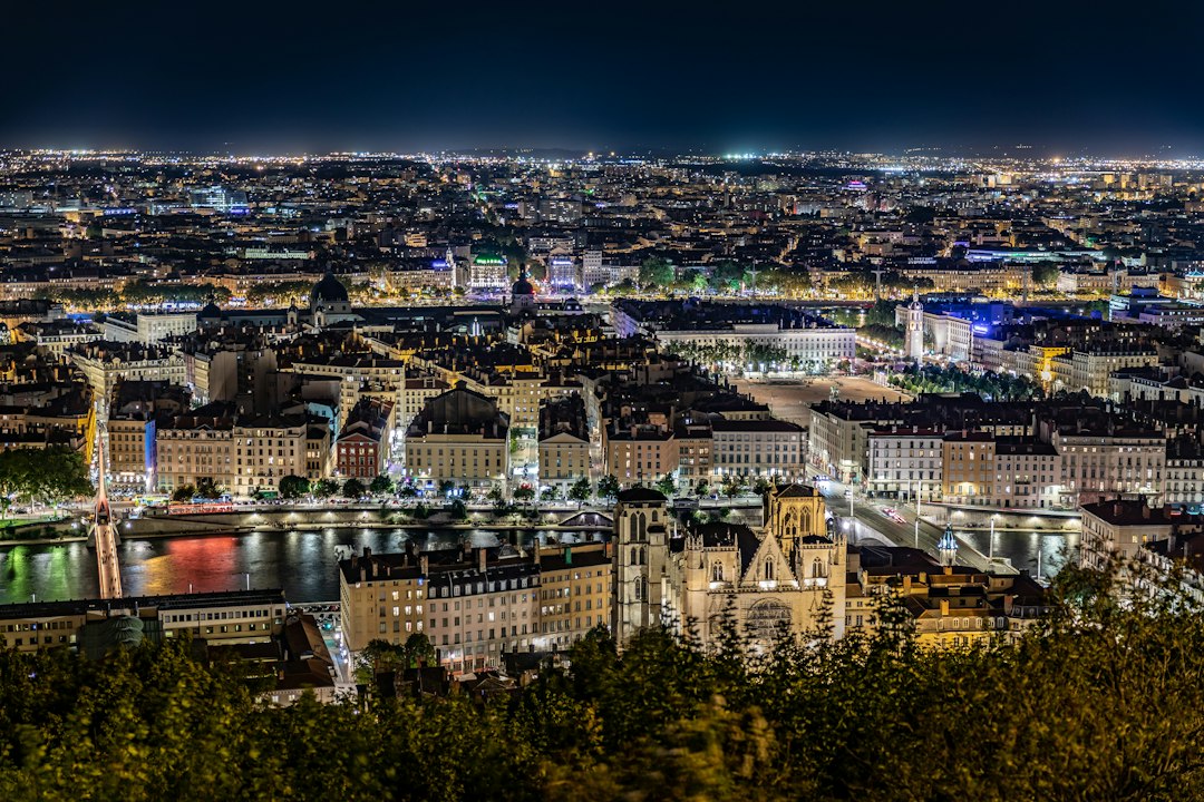 Vue nocturne de la ville de Lyon