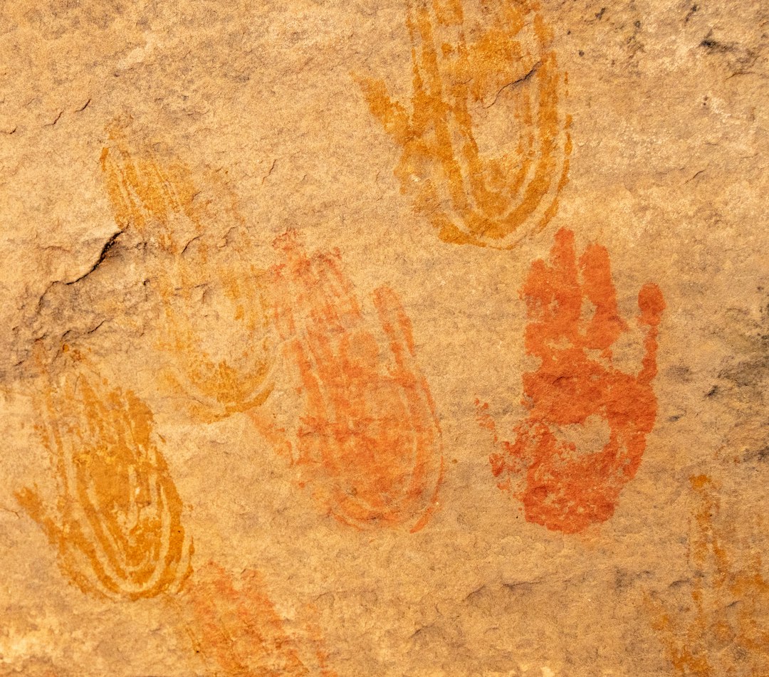 Mains négatives préhistoriques, motif emblématique de l'art pariétal présenté à Lascaux IV