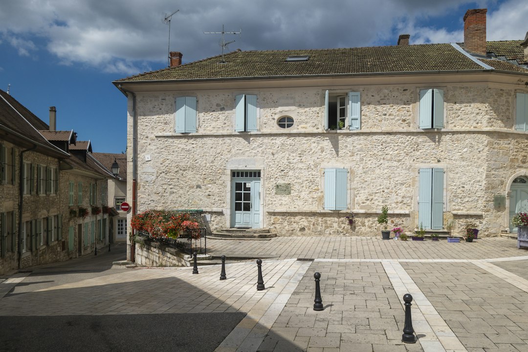 Maison en pierre aux volets bleus dans le Gard