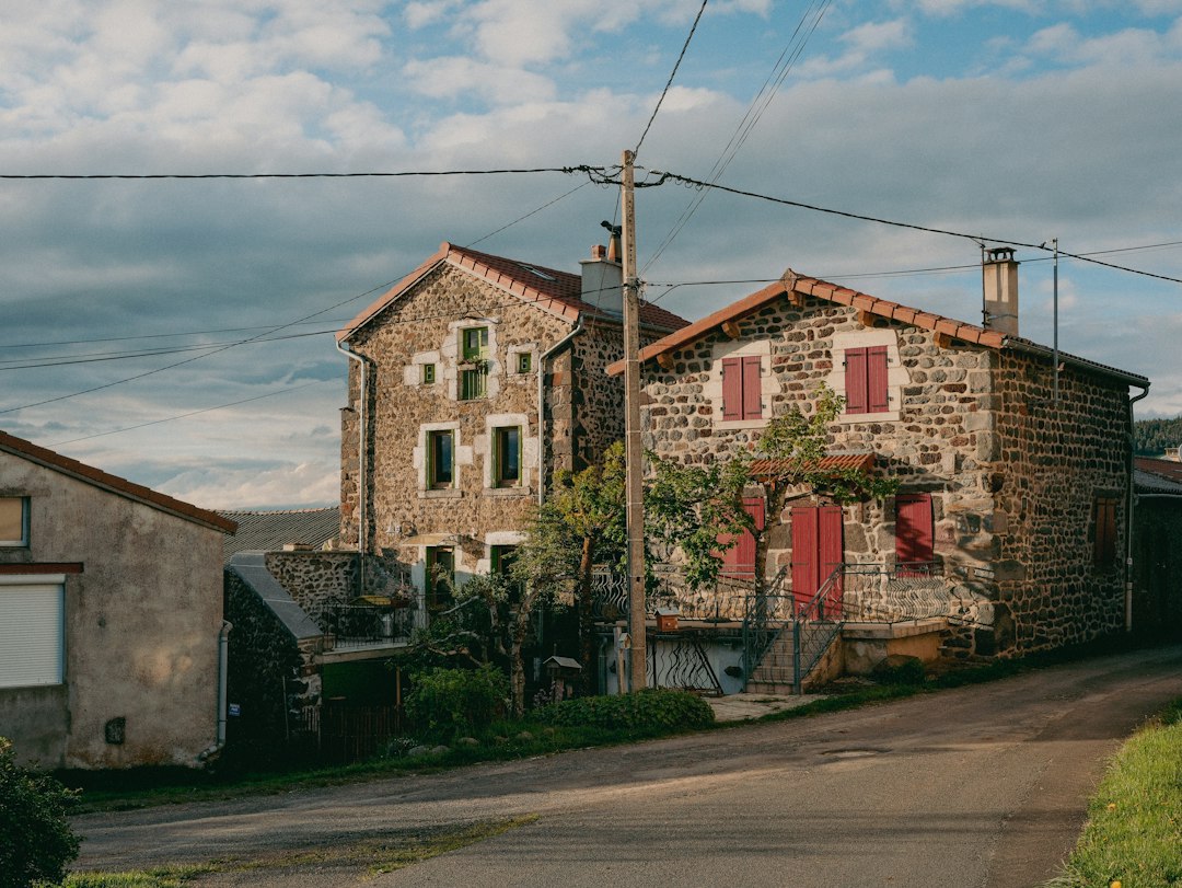 Maisons en pierre aux volets rouges