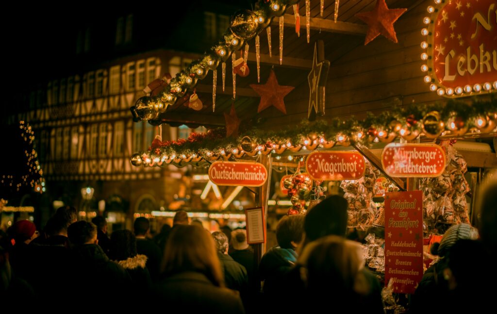 Chalet de pain d'épices décoré sur un marché de Noël