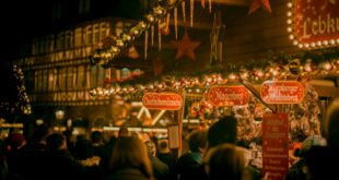 Chalet de pain d'épices décoré sur un marché de Noël