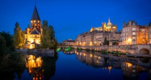 Metz de nuit, le Temple Neuf et la cathédrale Saint-Étienne au bord de la Moselle