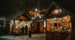 Chalets illuminés d'un marché de Noël