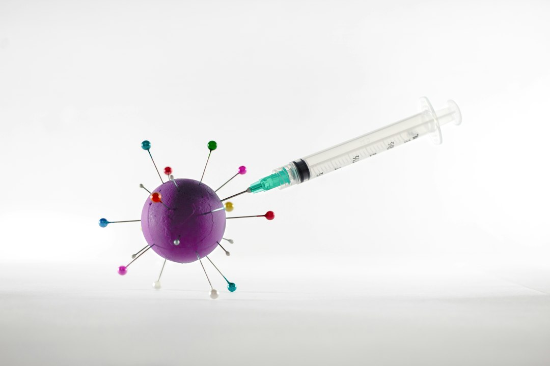 Matériel de vaccination posé sur une table