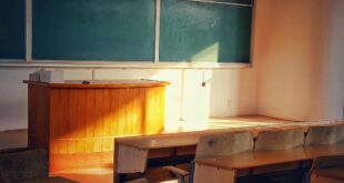 Salle de classe vide, mesures pour les lycéens