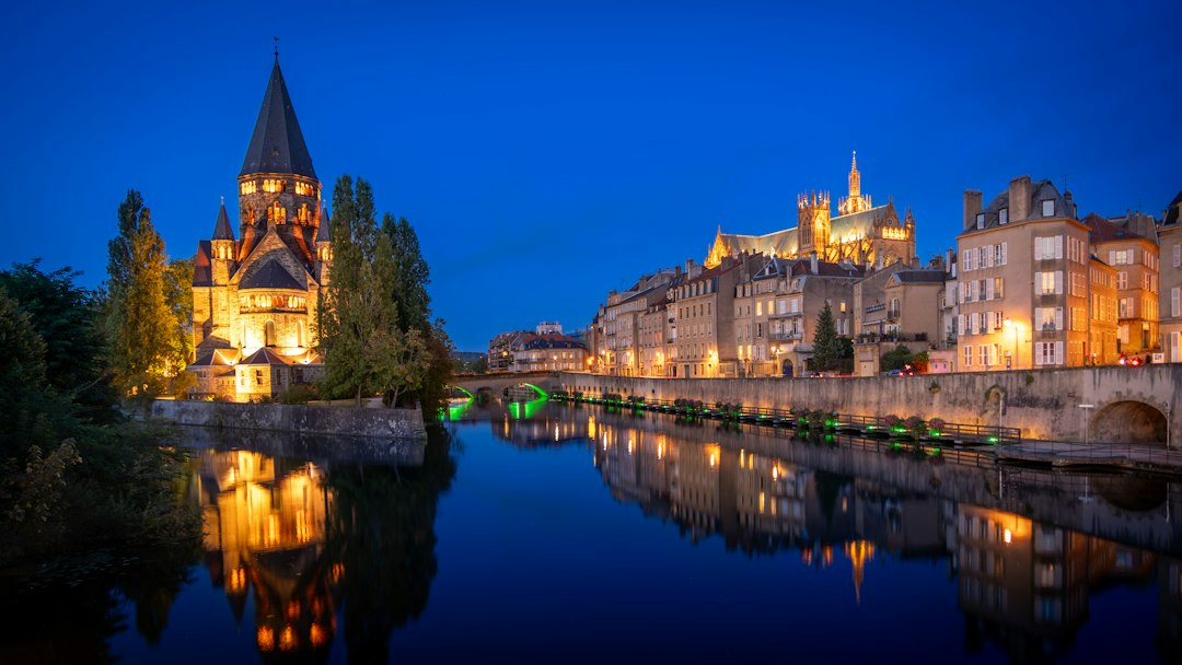 Metz la nuit, ville du Centre Pompidou-Metz, avec le Temple Neuf et la cathédrale
